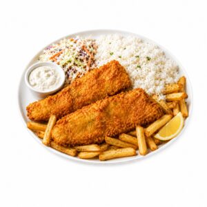 Assiette Fish and Chips avec poisson pané, frites, riz, salade de chou et sauce tartare sur fond blanc pur