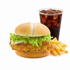 Burger poulet croustillant avec frites et cola dans un gobelet transparent
