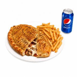Calzone avec frites et Pepsi sur fond blanc pur