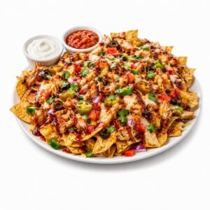 Assiette de nachos poulet BBQ avec fromage, légumes, crème sure et sauce maison