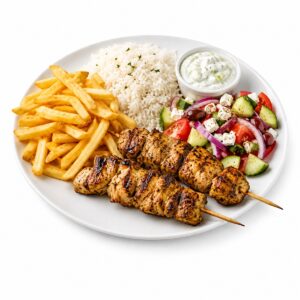Brochettes de poulet avec frites, riz, salade grecque et sauce tzatziki sur fond blanc pur